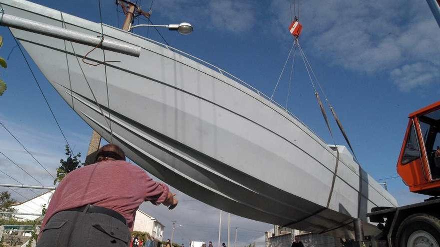 Una de las &quot;narcolanchas&quot; que se custodiaban en la nave de Castrelo que sale a subasta hoy. // Iñaki Abella