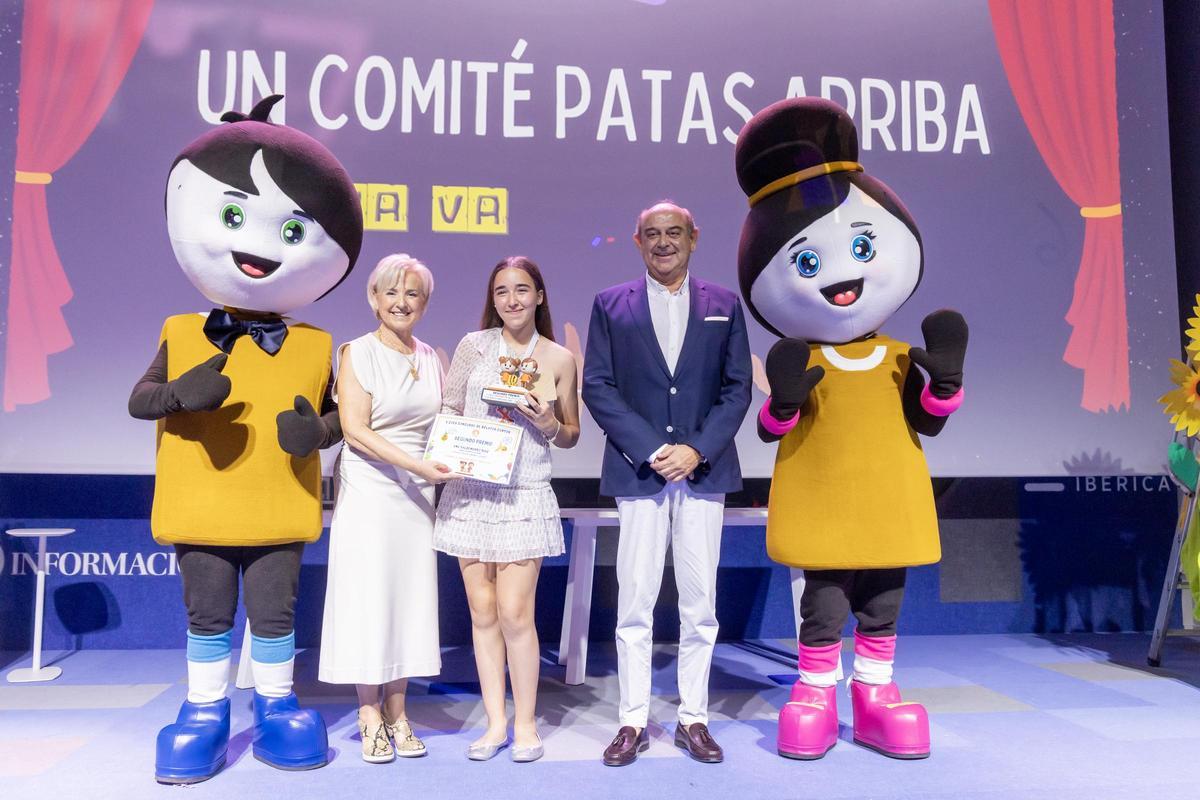 Ana Valdenebro Díaz, del CEIP San Fernando de Alicante, reciben el segundo premio de manos de Maribel y Maxi Botella.