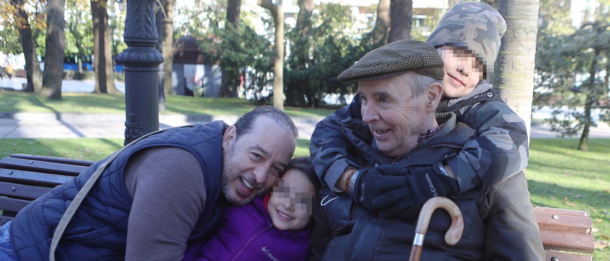 Borja Brañanova con su padre Ramón Alfredo y sus hijos Sebastián y Olaya, en el Campo San Francisco de Oviedo.