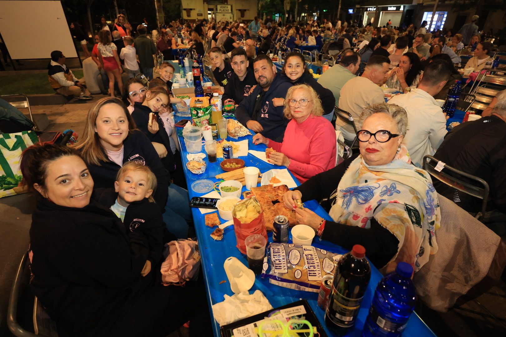 Búscate en la galería de fotos del 'sopar de pa i porta' en las fiestas de Almassora
