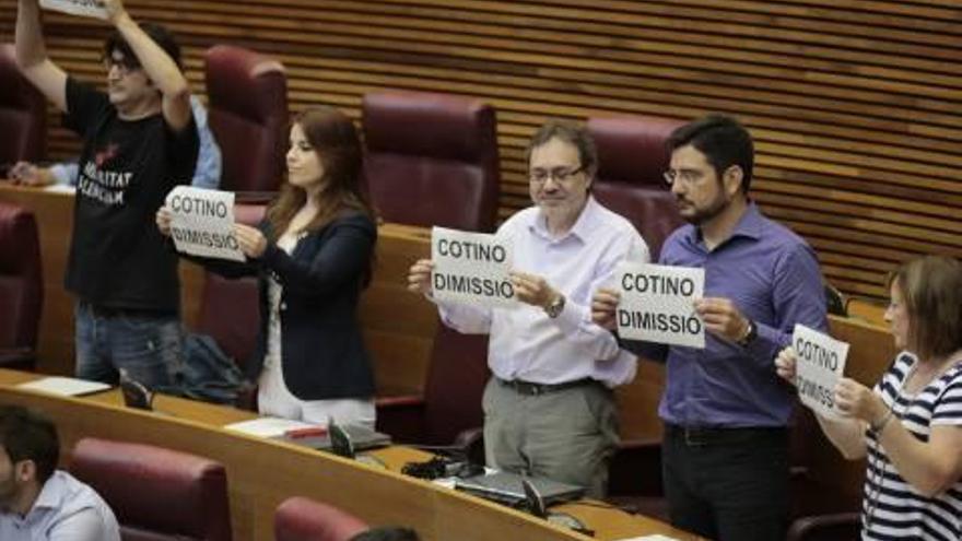 Los diputados de EU, ayer en el pleno de las Cortes