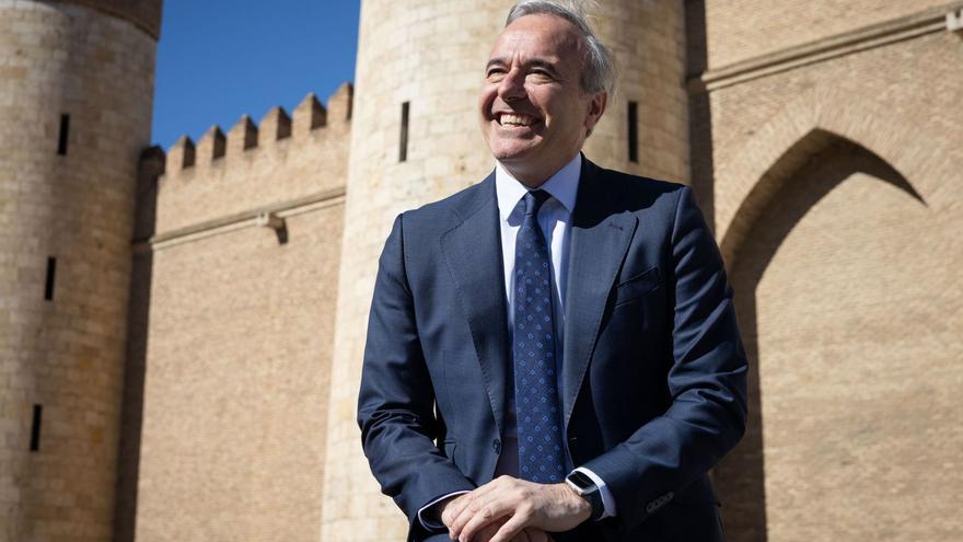 El presidente del Gobierno de Aragón, Jorge Azcón, en la entrada del palacio de La Aljafería, antes de la entrevista.  | LAURA TRIVES