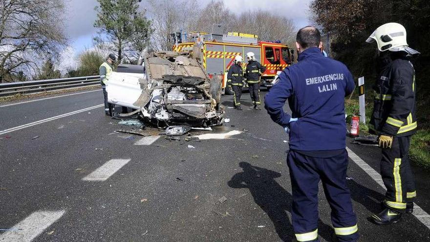 Personal de emergencias, bomberos y tráfico, junto al vehículo accidentado. // Bernabé/Javier Lalín