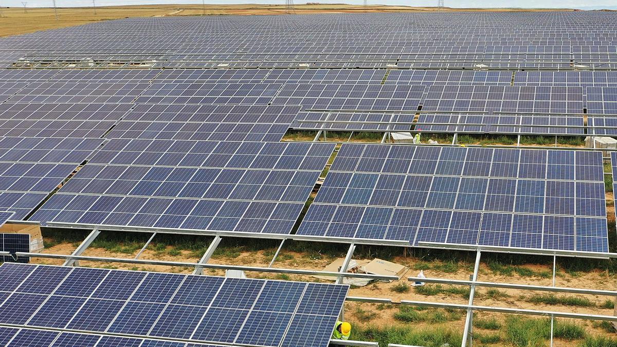 Construcción de una planta fotovoltaica de Iberdrola en Teruel, un proyecto similar al previsto en Villena. |