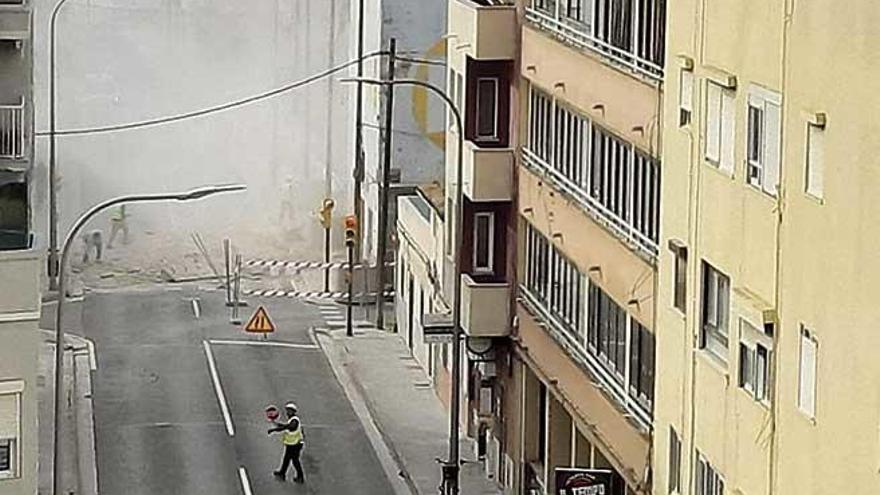 Derrumbe controlado en el antiguo Muebles Casas