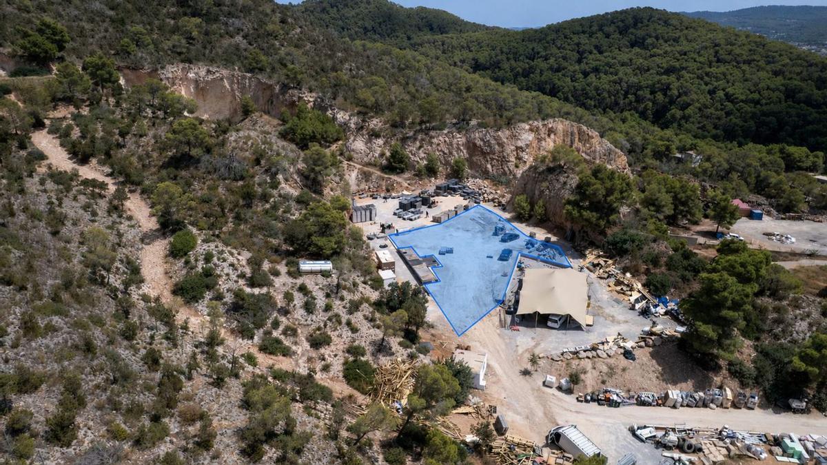 En azul, la superficie que ocupaba el lago artificial instalado en sa Pedrera para la fiesta privada egipcia celebrada el 13 de agosto.