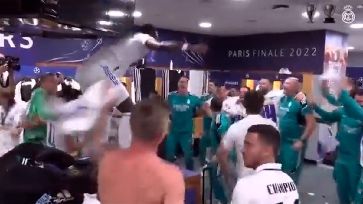 Hazard dio champán al hijo de Kroos y el jugador alemán reaccionó así...¡El vídeo ya se ha hecho viral!