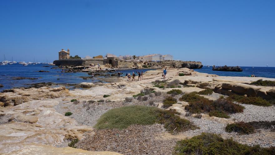 La isla de Tabarca: Un oasis vecinal en medio de una tempestad de turistas - Vimarsana News