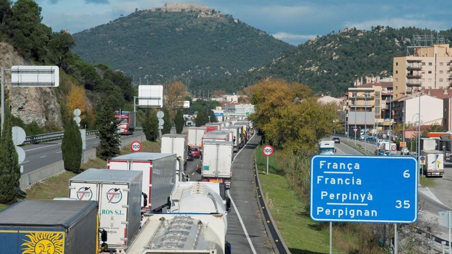 Cola de camiones cerca del paso fronterizo de España con Francia.