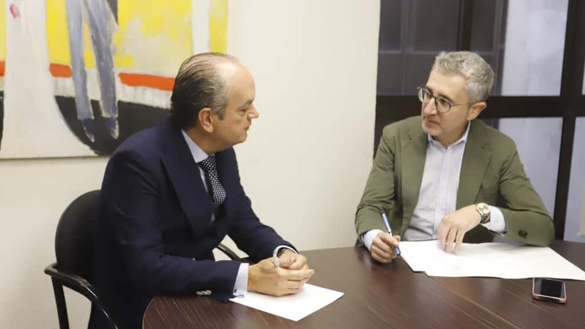 Agustín Ferrer y Arcadi España, en el Ayuntamiento de Alzira.