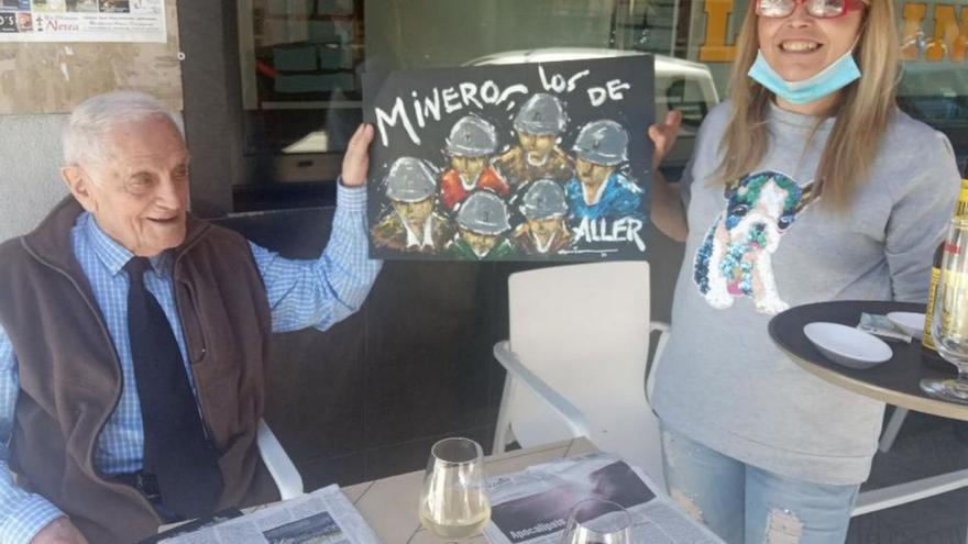 Ricardo Luis Arias regala un cuadro a una camarera de un bar. | L. C.