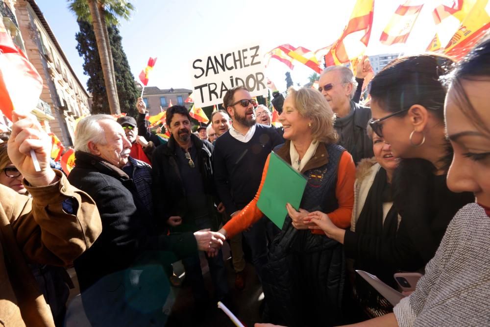 Más de 2.000 personas claman por "la unidad de España" frente al Ayuntamiento de Murcia