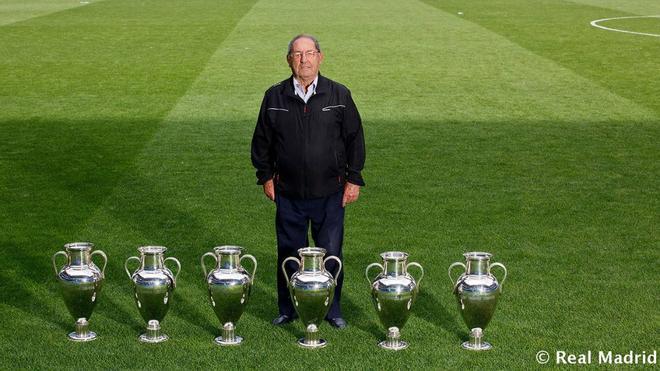 Paco Gento posando con las 6 copas de Europa sobre el césped del Bernabéu
