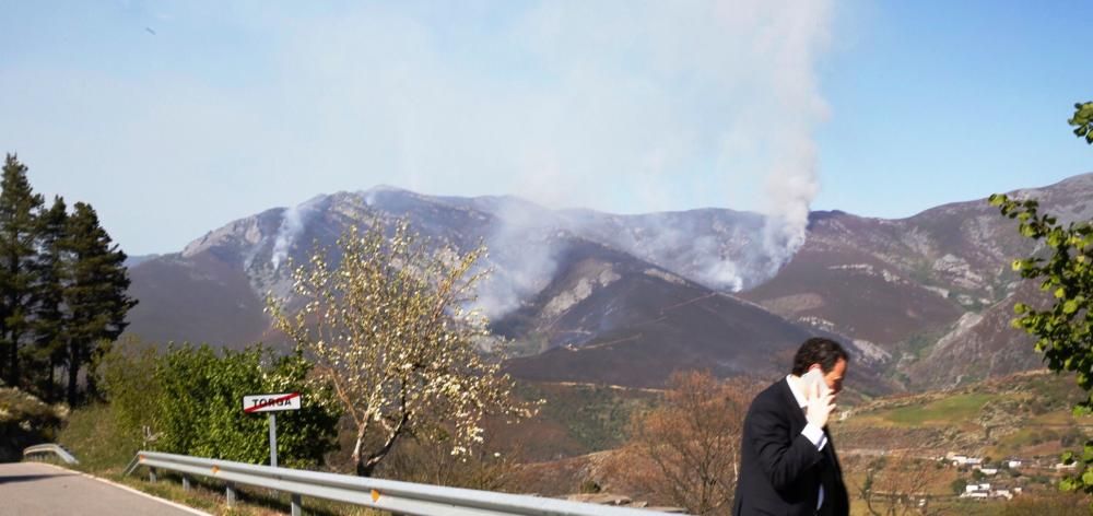 Incendio forestal en Ibias, visto desde Torga.