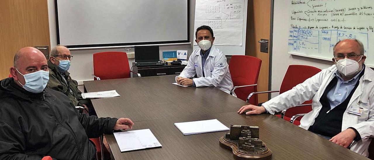 Por la izquierda, el capellán Luis Marino, junto al jesuita Francisco Rodríguez, el gerente del área V, Manuel Bayona, y el también capellán José Reinerio, durante una reunión ayer en Cabueñes.