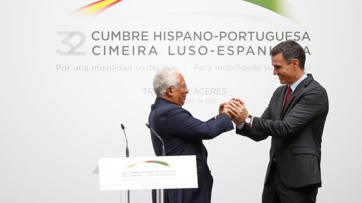 El presidente del Gobierno, Pedro Sánchez, saluda a su homólogo portugués, Antonio Costa.