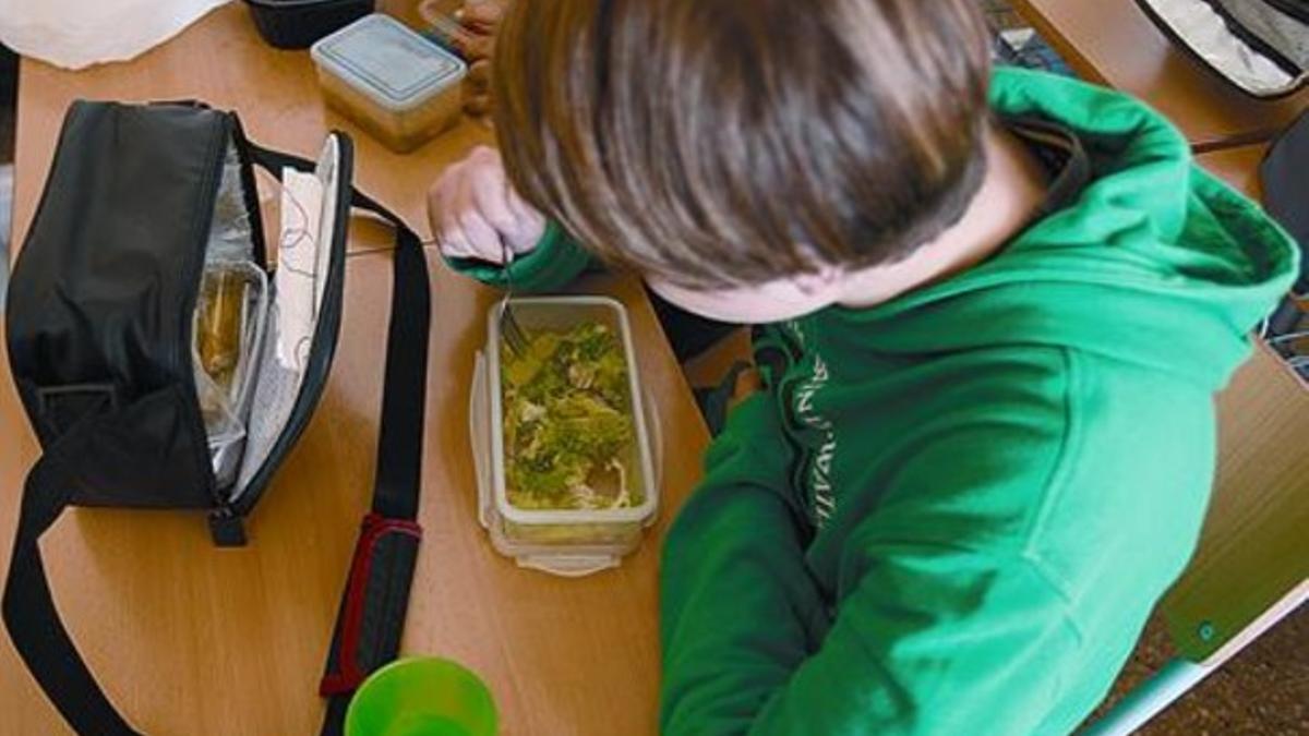 Aula habilitada como comedor en el instituto barcelonés Ausiàs March.