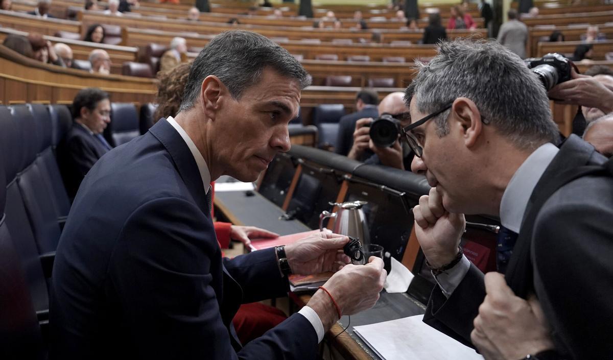 El presidente del Gobierno, Pedro Sánchez, conversa con el ministro de Presidencia y Justicia, Félix Bolaños, durante el pleno celebrado el pasado miércoles en el Congreso.