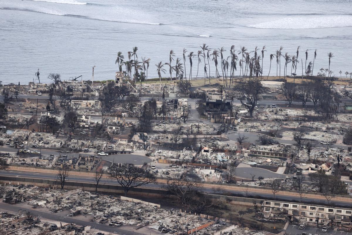 El fuego destruye la localidad de Lahaina, en Hawái