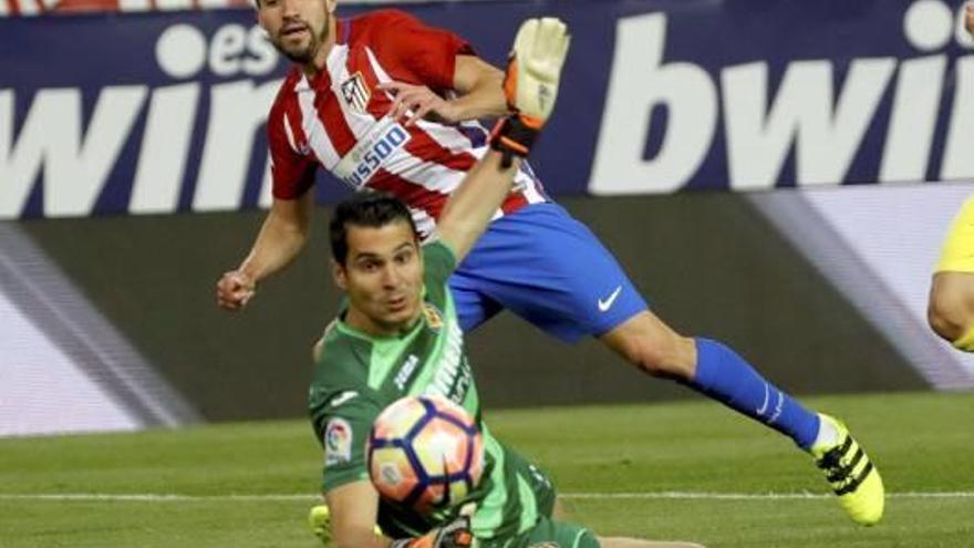 El meta Andrés Fernández trata de bloquear un balón esta temporada.