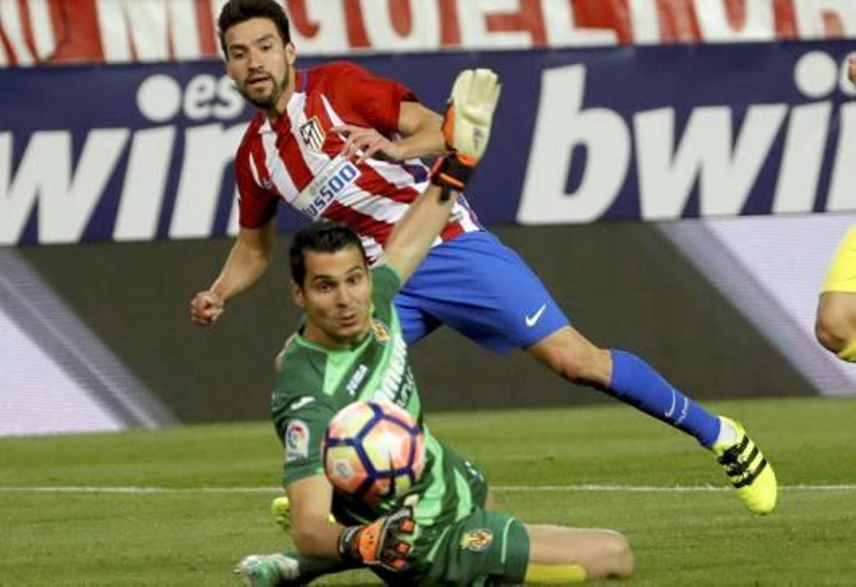 El meta Andrés Fernández trata de bloquear un balón esta temporada.