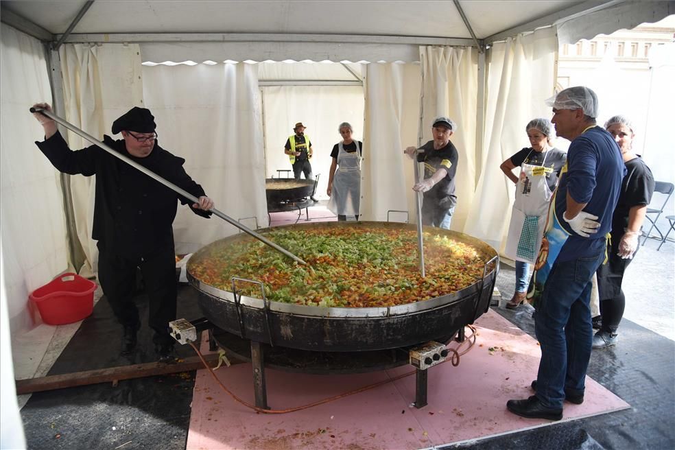 Miles de personas comen en la plaza del Pilar alimentos que iban a desecharse