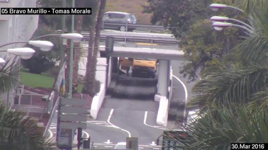 Un furgón choca con el túnel inferior entre el Muelle Las Palmas y la Avenida Marítima