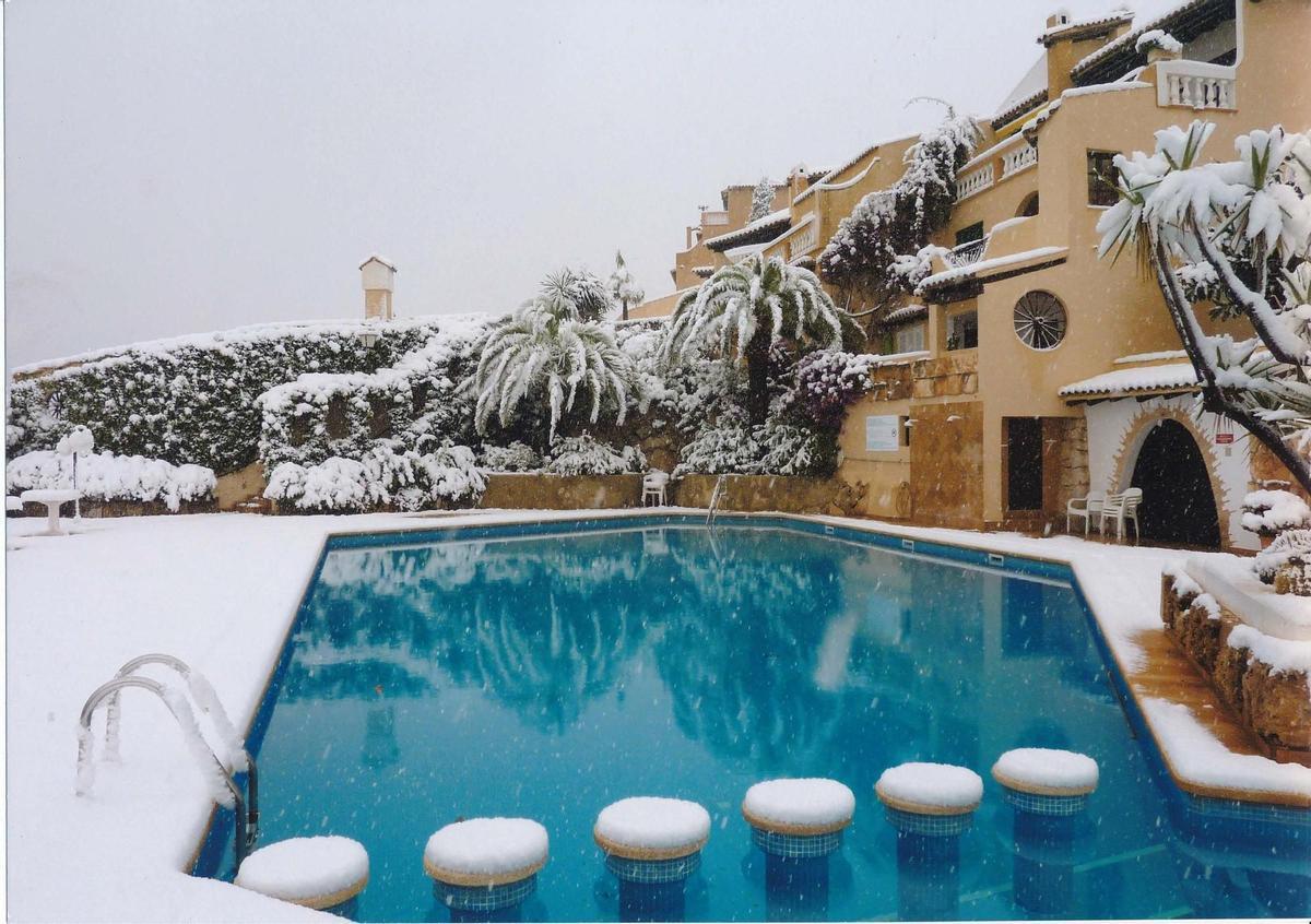 En contadas ocasiones, la nieve también llega a la costa de Mallorca: nevada en Cala Fornells Aldea III, en Peguera
