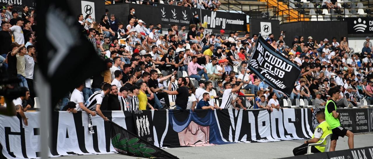 La afición del Badajoz, durante un partido en el Nuevo Vivero