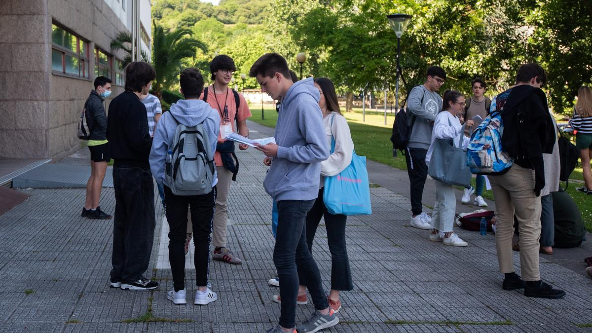 Alumnos antes de entrar en las pruebas de selectividad.