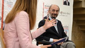 Javier Lambán, al inicio de la presentación de sus memorias en Huesca, este martes.
