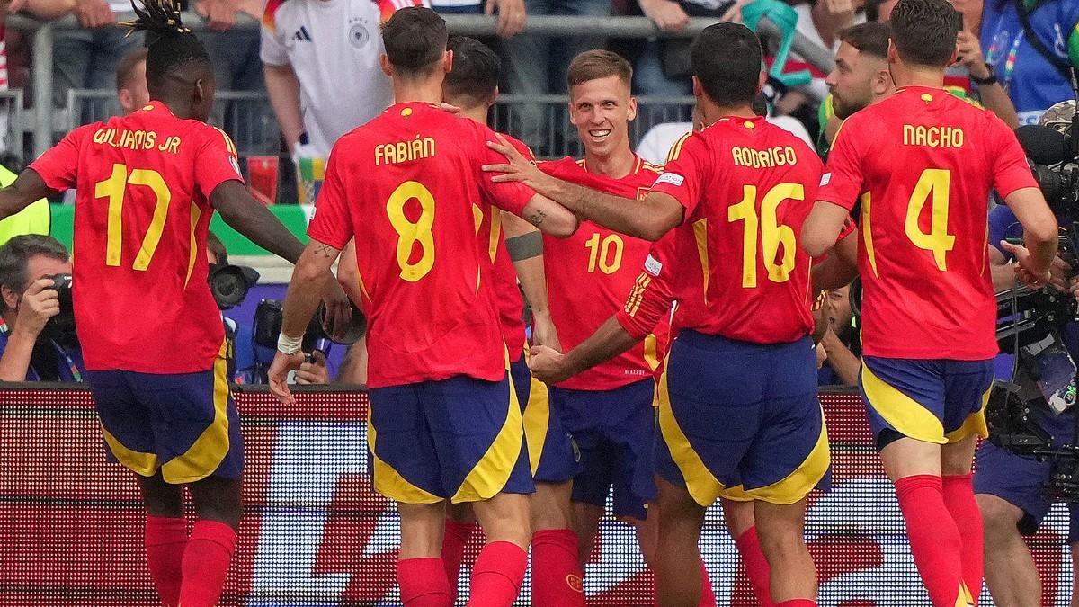 Los jugadores de la selección española celebran el gol de Dani Olmo ante Alemania