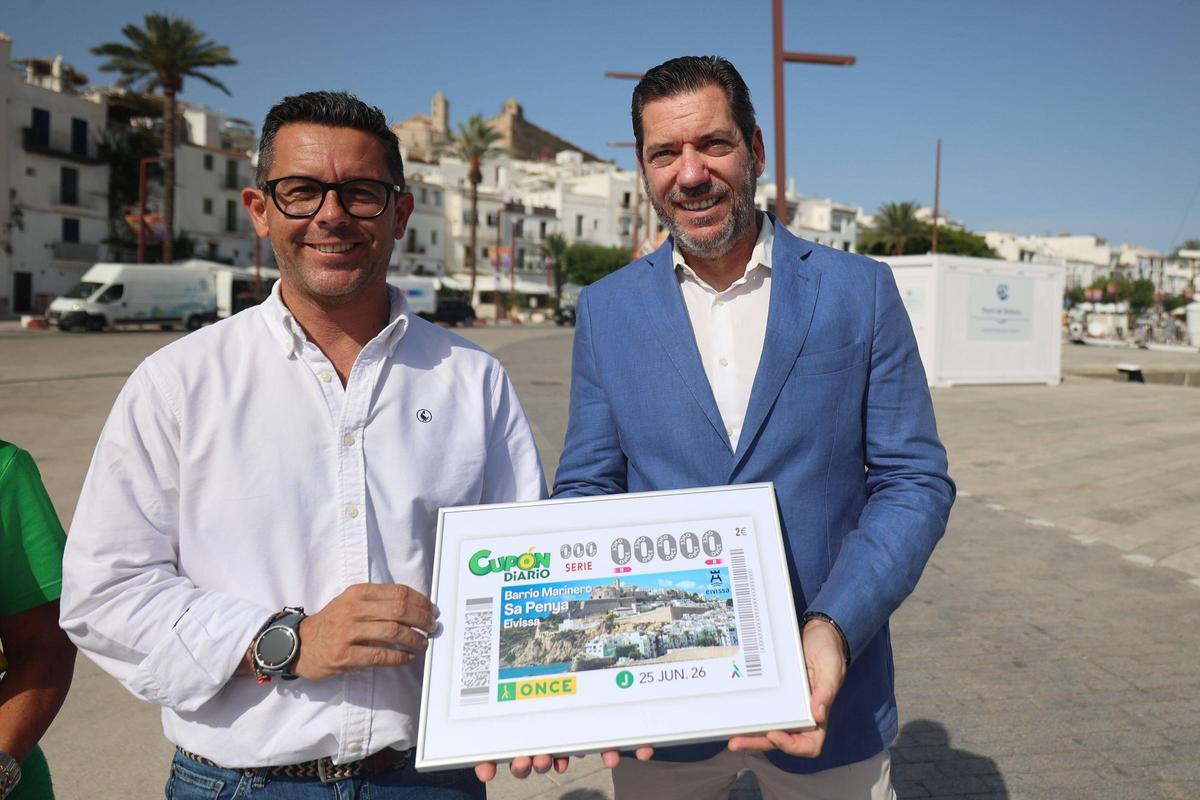 José Antonio Balboa junto a Rafael Triguero en la entrega de la placa del cupón de la ONCE.