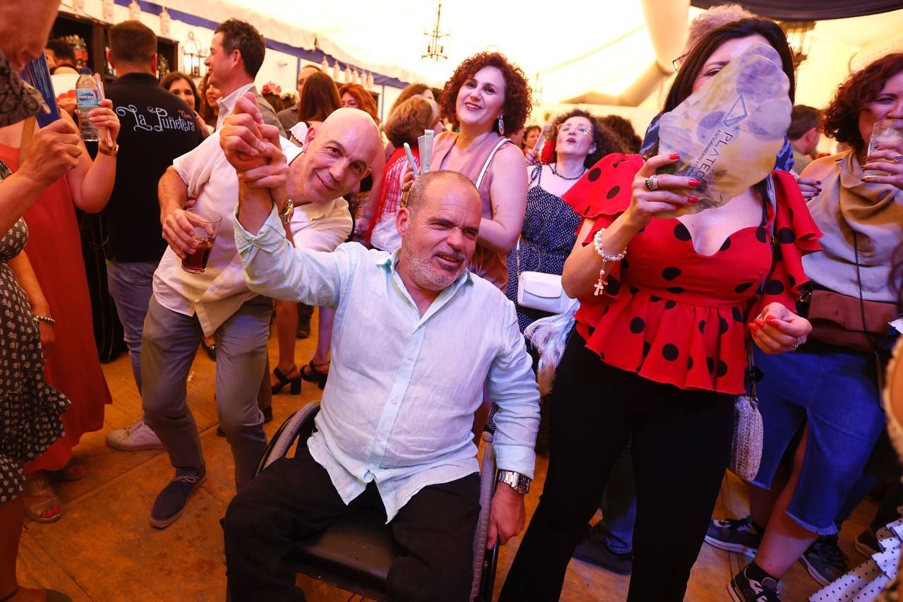 El tardeo se impone en las casetas de la Feria de Córdoba para disfrute de propios y extraños