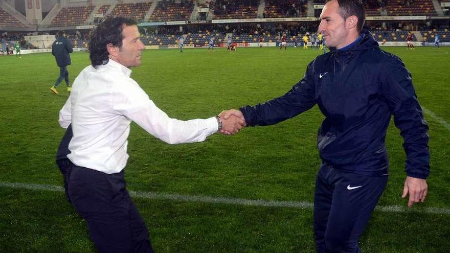 Luisito y Pedro Munitis se saludan al final del partido disputado ayer en Pasarón. // Rafa Vázquez