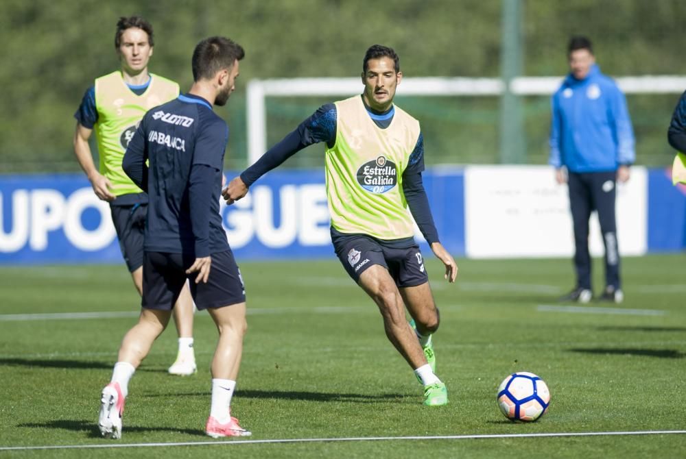 El centrocampista trabaja con normalidad en la sesión en Abegondo con la que la plantilla empieza a preparar el encuentro ante el conjunto andaluz.