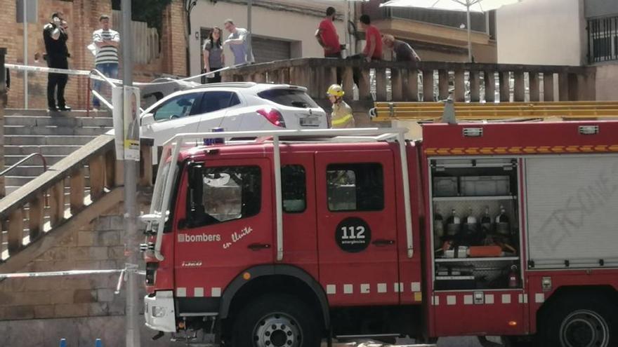 Un cotxe cau per les escales de la plaça Onze de Setembre