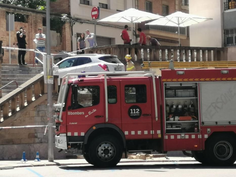 Un cotxe cau per les escales de la plaça Onze de Setembre