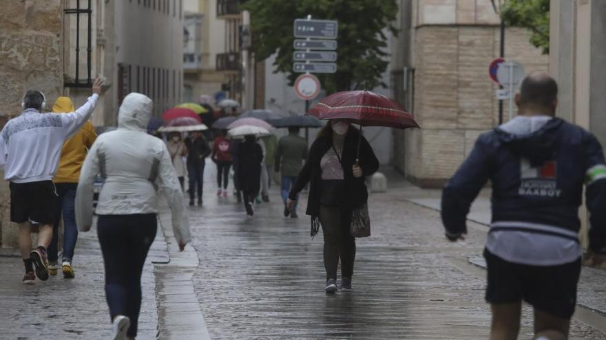 Gente con paraguas para protegerse de la lluvia en Zamora en una imagen de archivo.