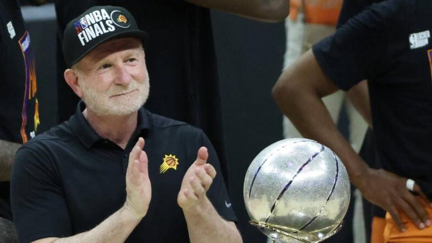 El dueño del Real Mallorca, Robert Sarver, durante un partido de la NBA.