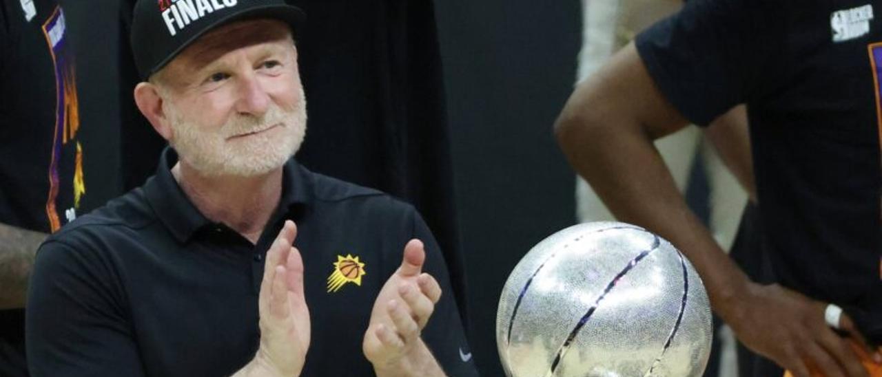 El dueño del Real Mallorca, Robert Sarver, durante un partido de la NBA.