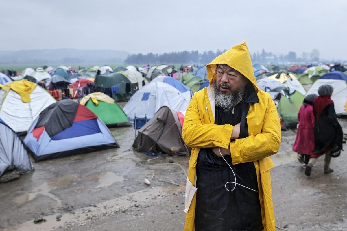 Ai Weiwei visita el camp de refugiats d'Idomeni