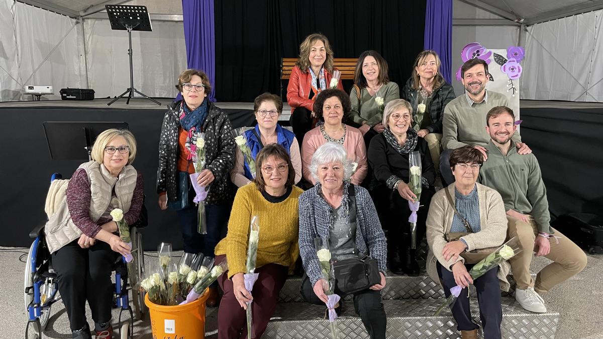 Integrantes de la Associació de Dones del Poble Nou de Benitatxell junto al alcalde y al concejal de Igualdad
