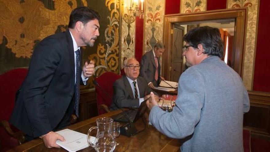 El alcalde, Luis Barcala (PP), conversa con el portavoz de Guanyar, Miguel Ángel Pavón, durante un Pleno.