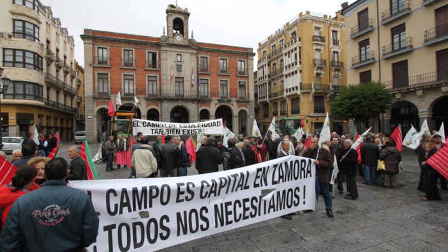 Los agricultores, concentrados en la Plaza Mayor antes del Pleno.