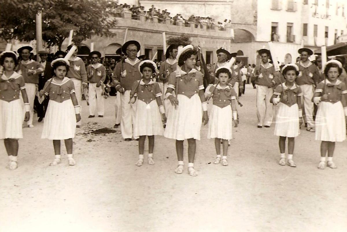 Marinas corsarias participando en un desfile en Villena en 1951.