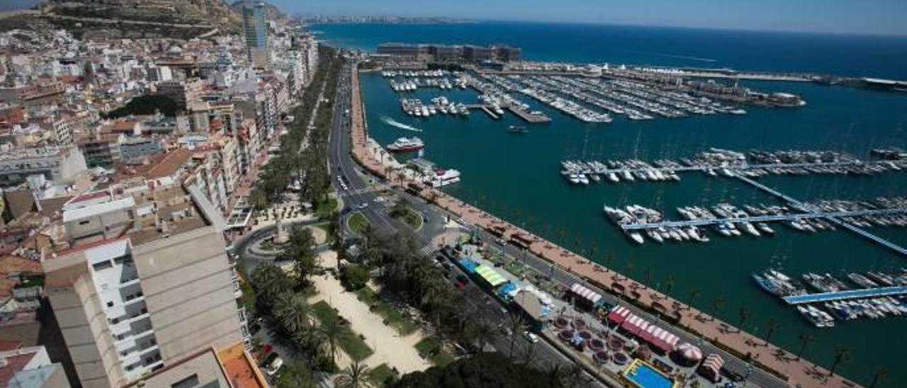 Vista general de la bahía de Alicante. Los alquileres en los barrios más céntricos para un piso de tres habitaciones rondan los 900 euros y se encarece en primera línea.