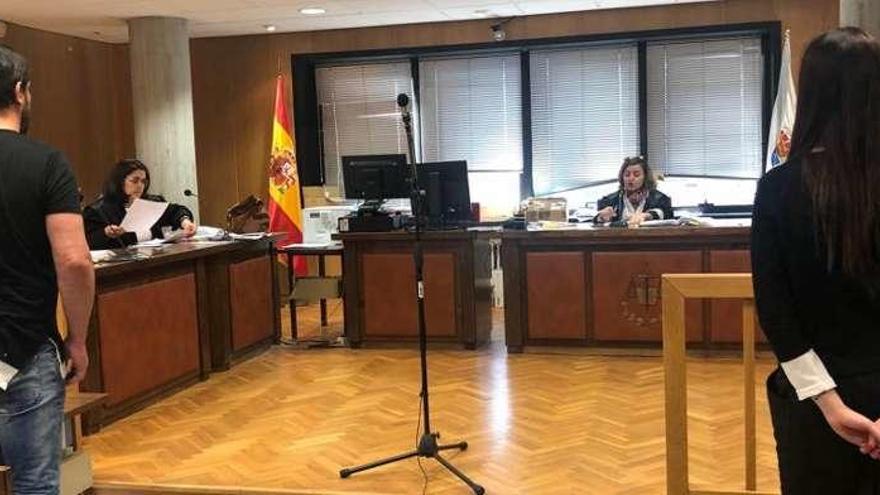 Los acusados, de espaldas, en el juicio celebrado ayer en Penal 1 de Vigo. // FdV