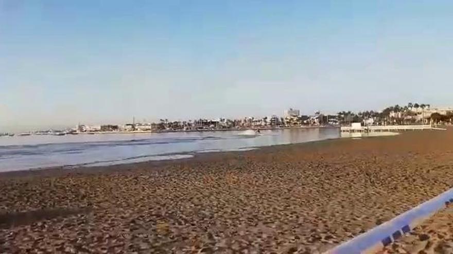 Una moto de agua de Protección Civil pasea por el Mar Menor para ayudar a oxigenarlo