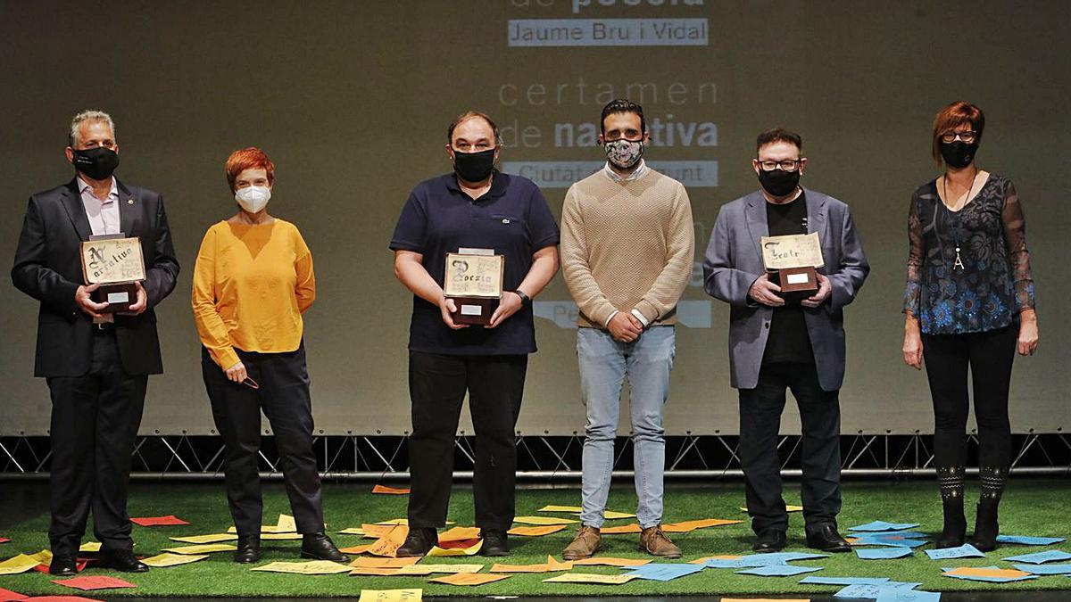 El alcalde, así como las ediles Asun Moll  y Maria Josep Soriano, junto los premiados. | DANIEL TORTAJADA